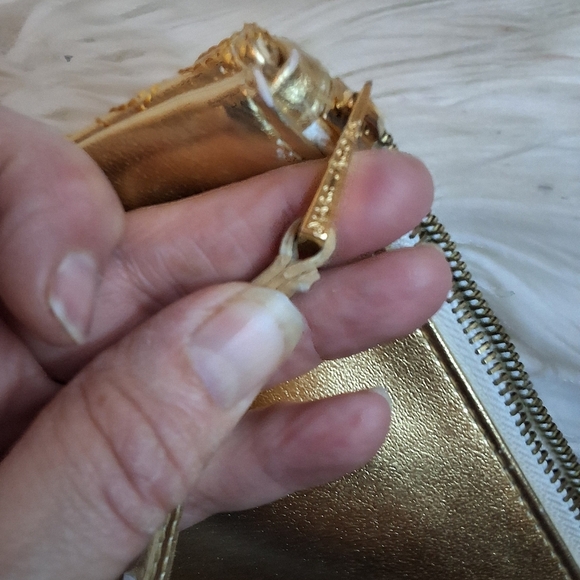 Daisy By Marc Jacobs Golden Wristlet - Picture 4 of 9